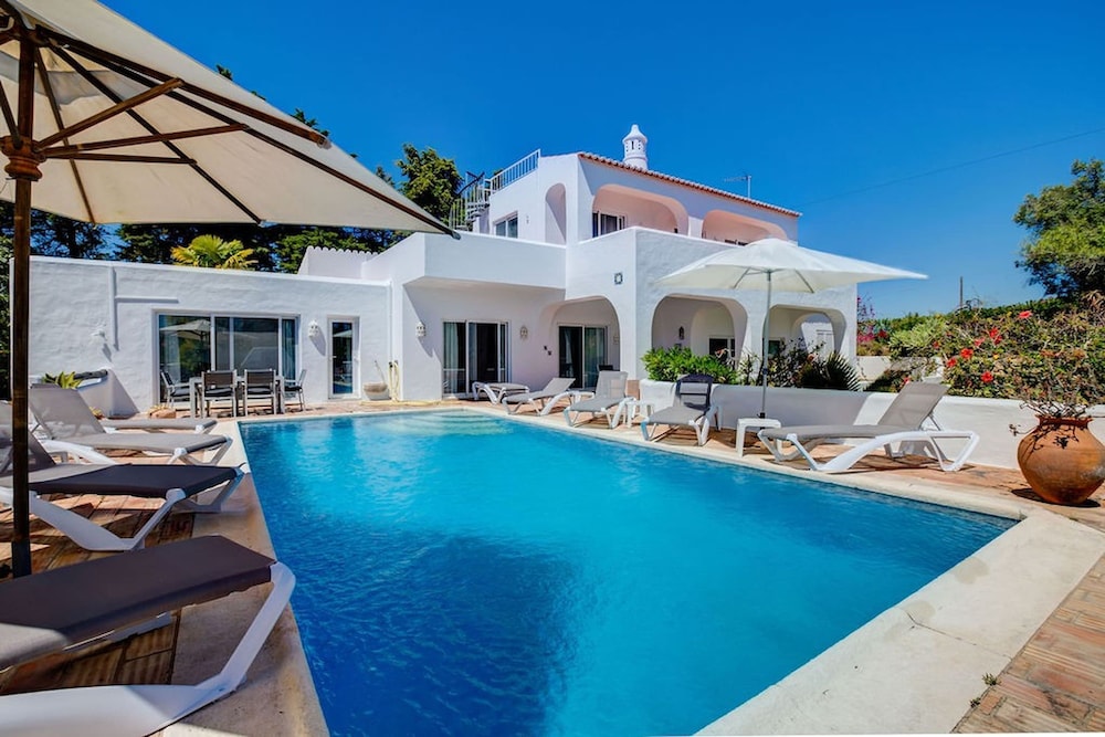 Casa Ninho Spacious 5 Bedroom Villa in an Enviab