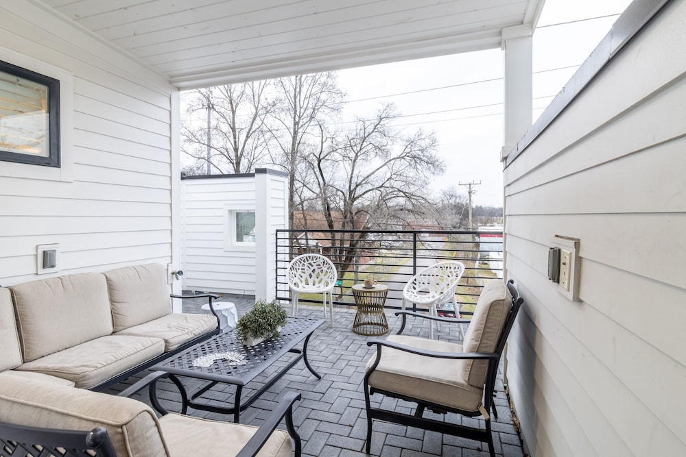 Monty by Avantstay 4bdr 4BA Balcony w Outdoor Seating 5mins to DT