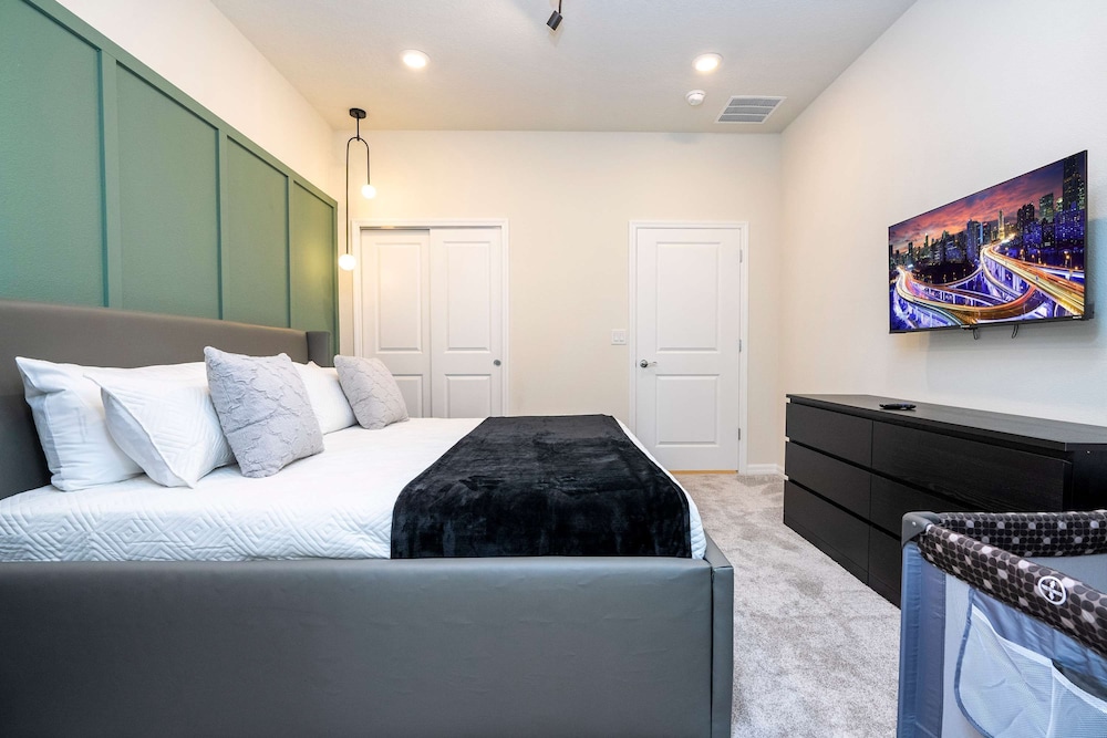 Luxury 7Bd Close to Disney With Pool and Spa at Windsor Cay 16218