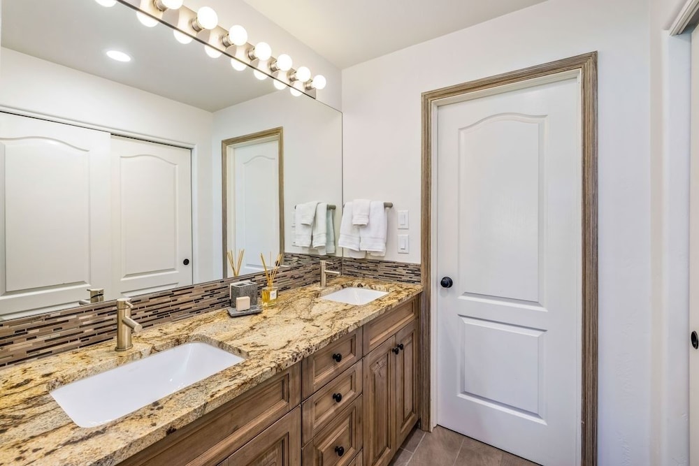 Stunning Renovated 2 Bedroom in Arrowhead Village! Studio Condo