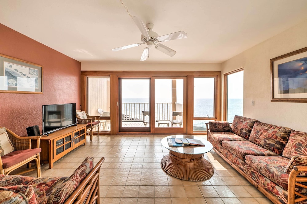 Oceanfront Kailua-kona Townhome w/ Pool & Views!