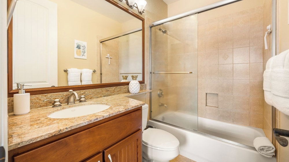 Spacious Ground Floor End Unit - Walk to Beach & Shopping - Vrkcv