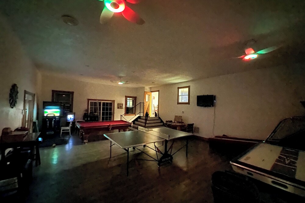 8-acre Bridgman Oasis: Pool, Hot Tub & Game Room