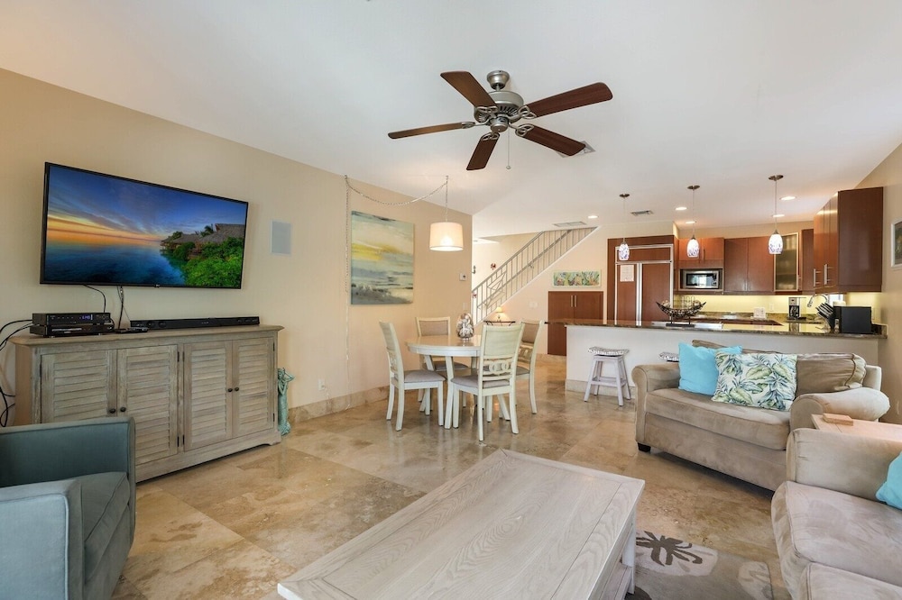 Blue Water Escape 3 Bedroom Villa by RedAwning