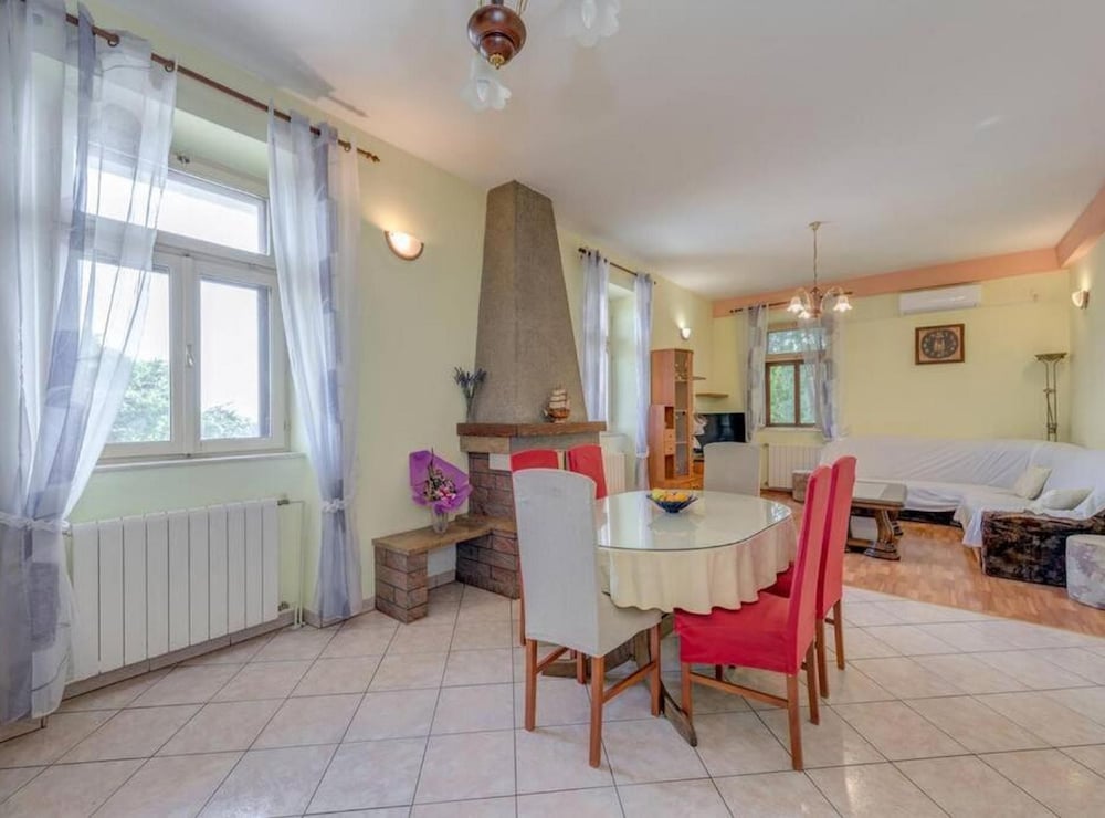 Charming Retreat Holiday Home Mravince With Pool