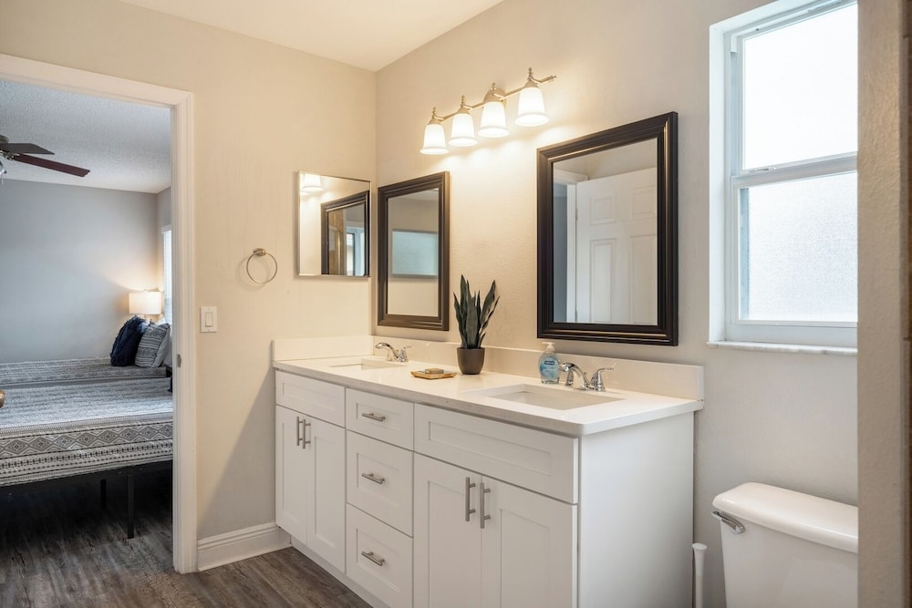 Heated Pool & Bathtub 4BR Near Disney