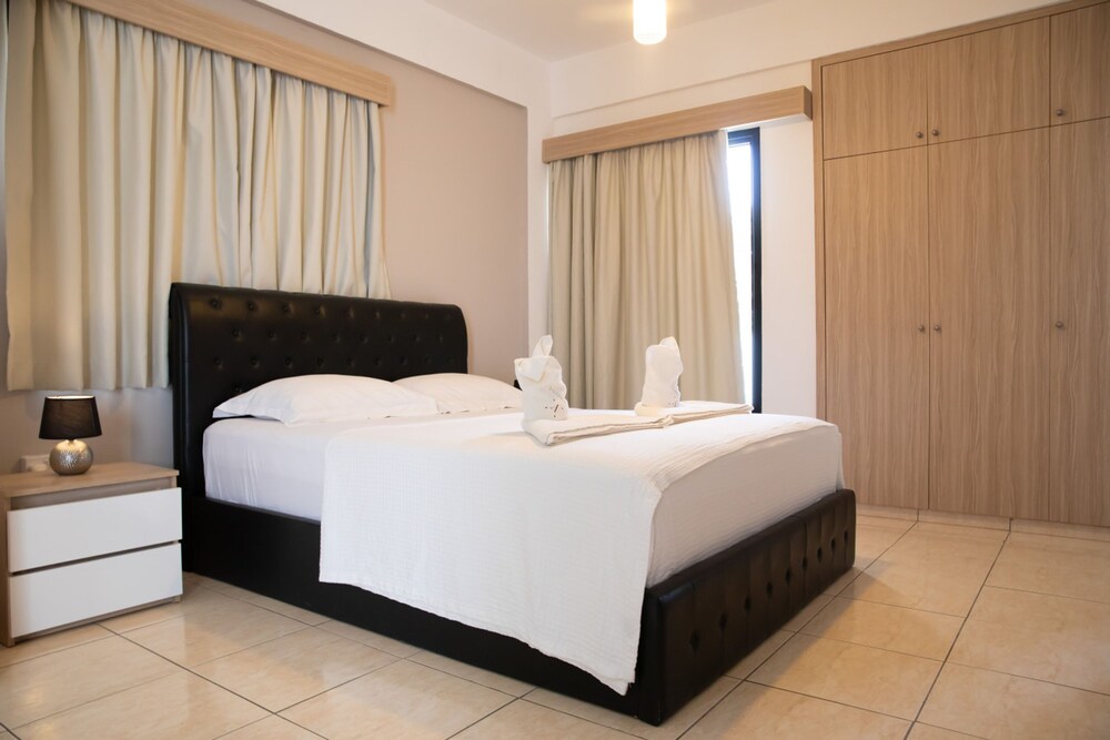 Valentina Coastal Suites in Central Paphos 3