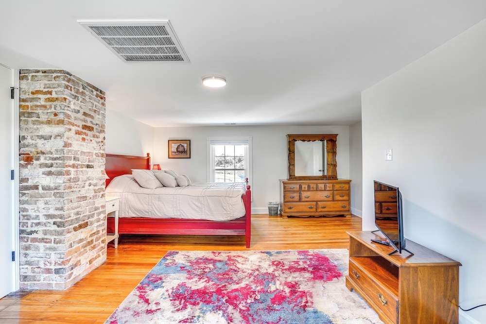 Historic Jefferson Farmhouse - Hike, Bike & Raft! view 4