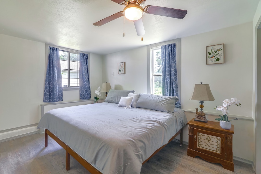 4 Mi to Dtwn: Charming Retreat in Wichita!