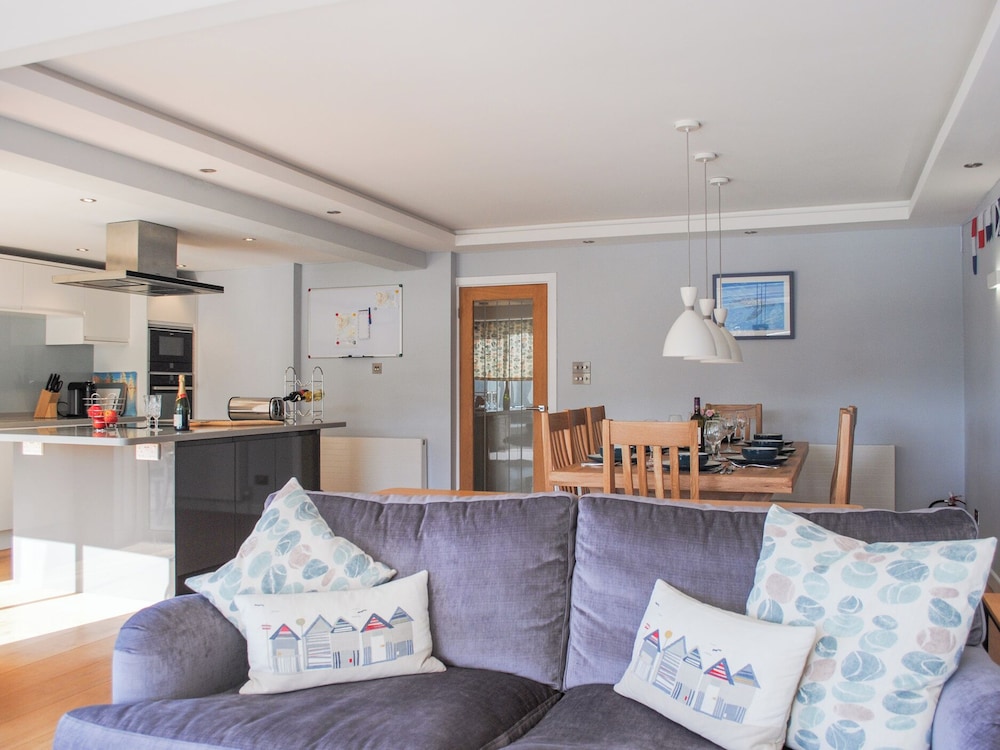 3 Hamstone Court