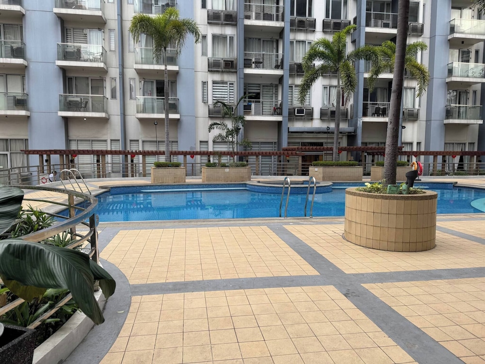 Newport Stay Walk to Naia T3