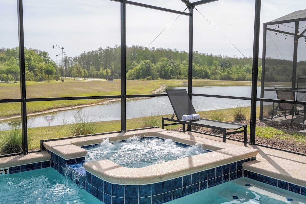 Stunning Game Room & Pool Jacuzzi Storey Lake 2799