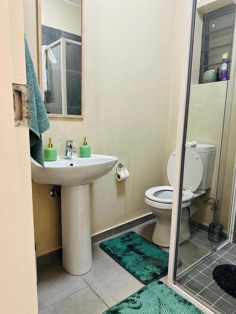 Cosy two Bedroom Apartment for Short and Long Stays Rental