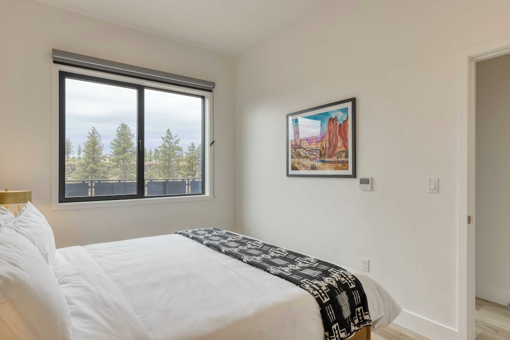 2 Units Minutes to Old Bend, Deck + Hot Tub 1204 Skyline Ranch by Avantstay