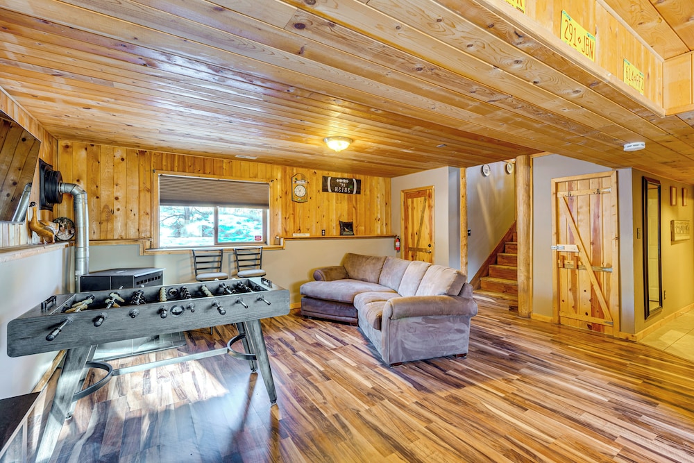 4 Mi to Fossil Beds: Private Log Cabin on 3 Acres