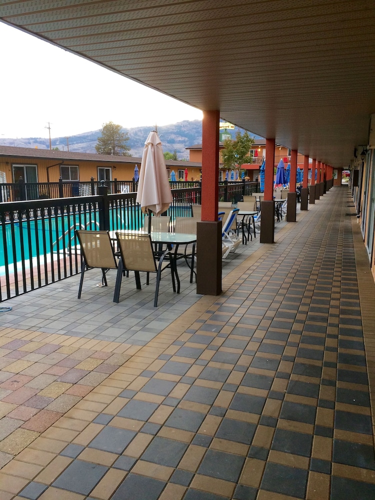 Sahara Suites