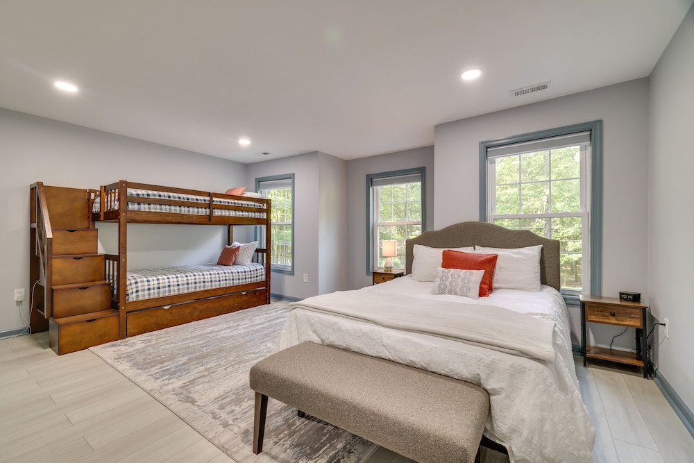 Game Room + Home Theater! Immaculate Poconos Lodge view 4