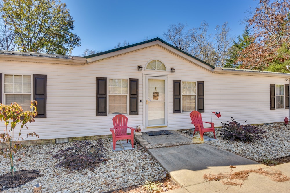Lovely Lake Hartwell Retreat With Dock  Grill! - Property Image 4