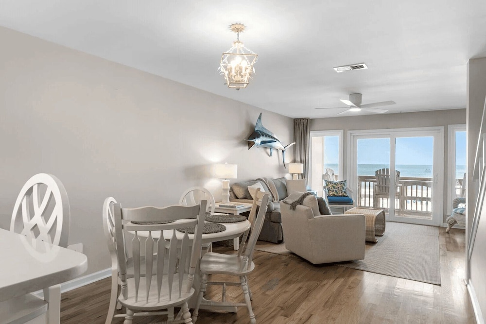 Blue Marlin by Avantstay Beachfront w/ Views, Pool Access, Beach Chairs