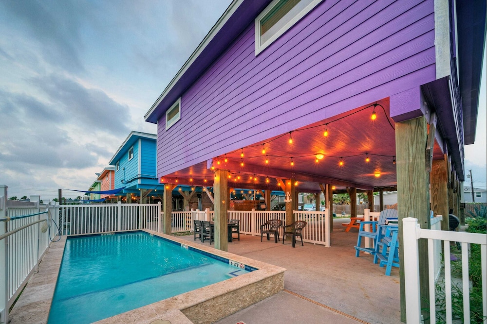 Purple Parrot by Avantstay Heated Pool, Beach Access & Central Port A Location
