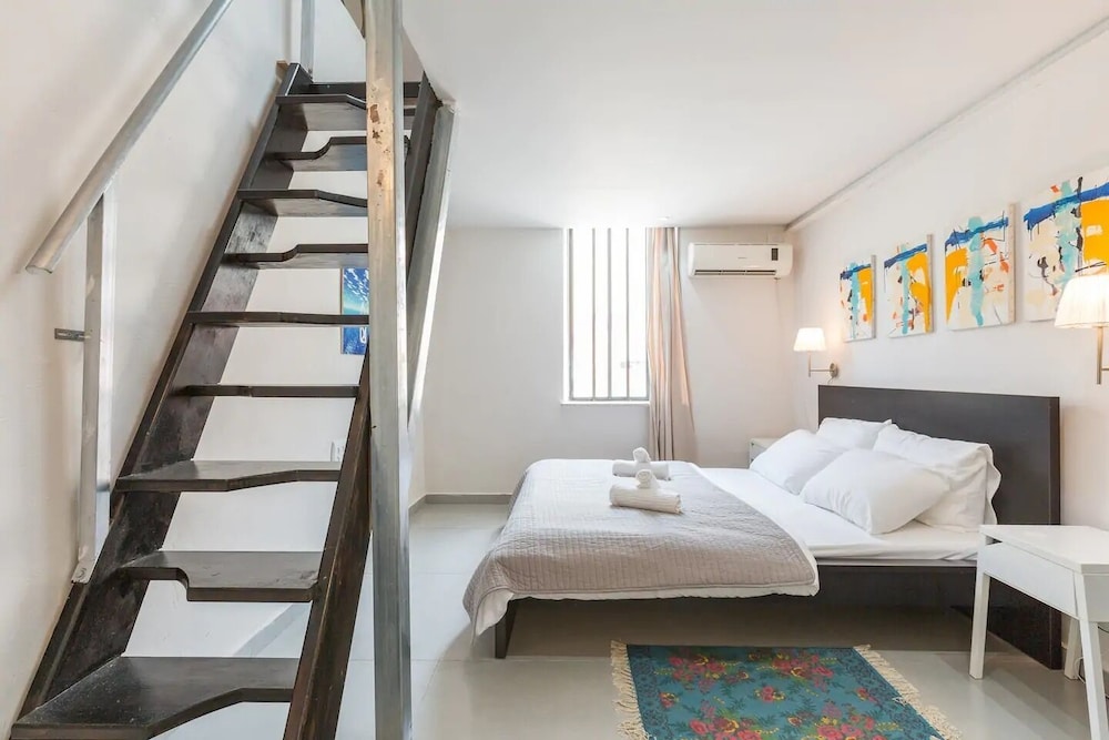 Home of Art in Neve-Tzedek Heart view 5