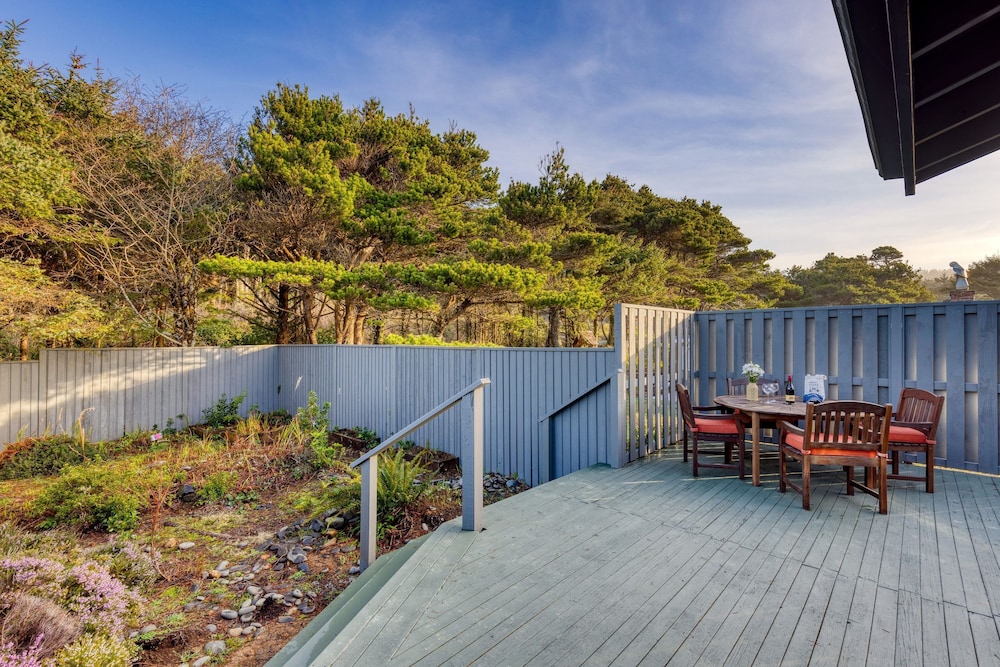 Half Block to Beach w Oceanview Patio Balcony The Shore Pine by Avantstay