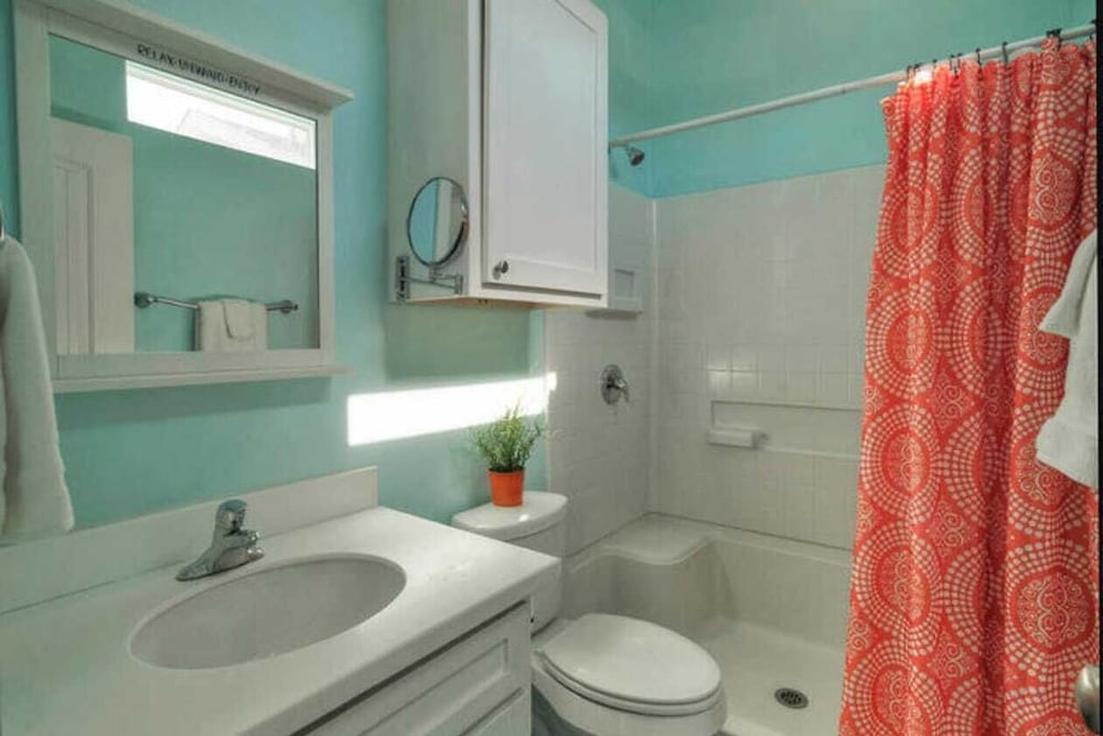 Sleeps 24, 2 Homes 2blocks to the Beach, Pool, Game Room, Patio w/ Outdoor Bar