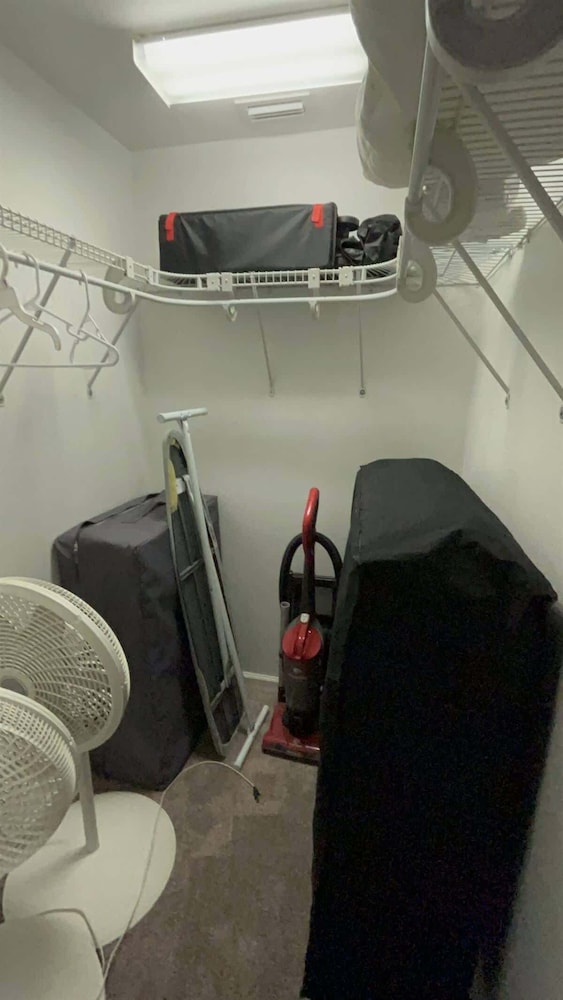 Heated Pool, Jacuzzi & Sauna! Tampa, FL