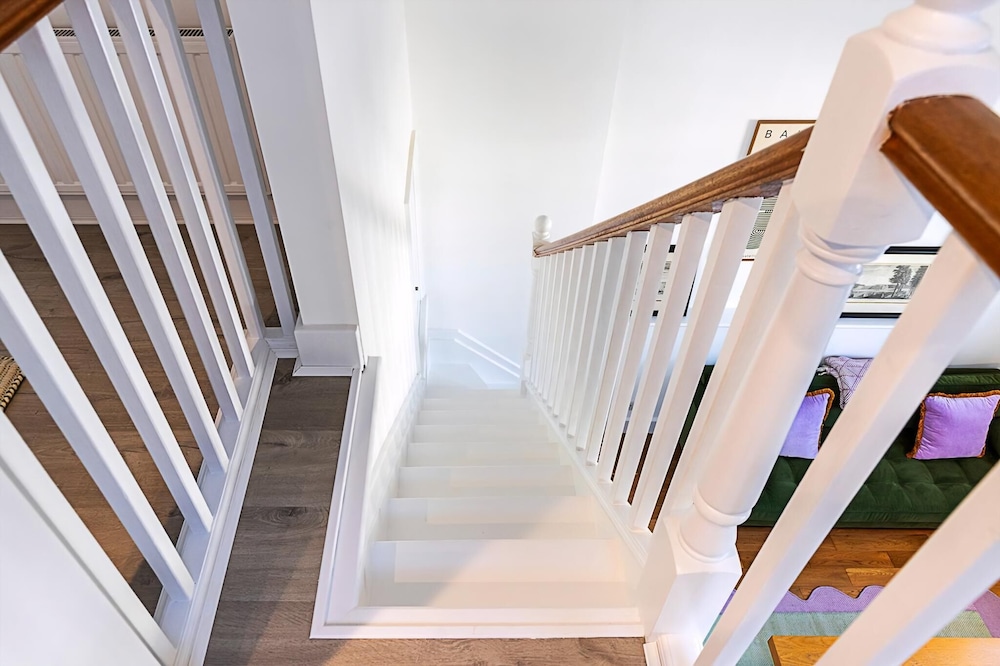 Stylish Chelsea Flat With Luxe Comfort & Charm