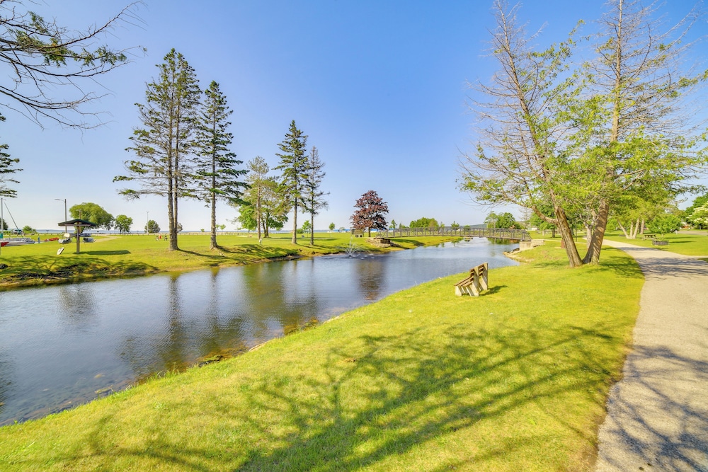 Walk to Waterfront: Michigan Retreat w/ Game Room