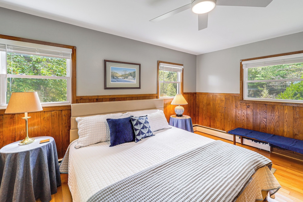 Hike & Leaf Peep! Peaceful Home in Laurel Springs