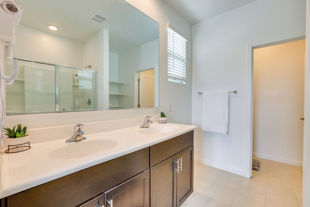 10 Mi to Dtwn Phoenix: Chic Family Home