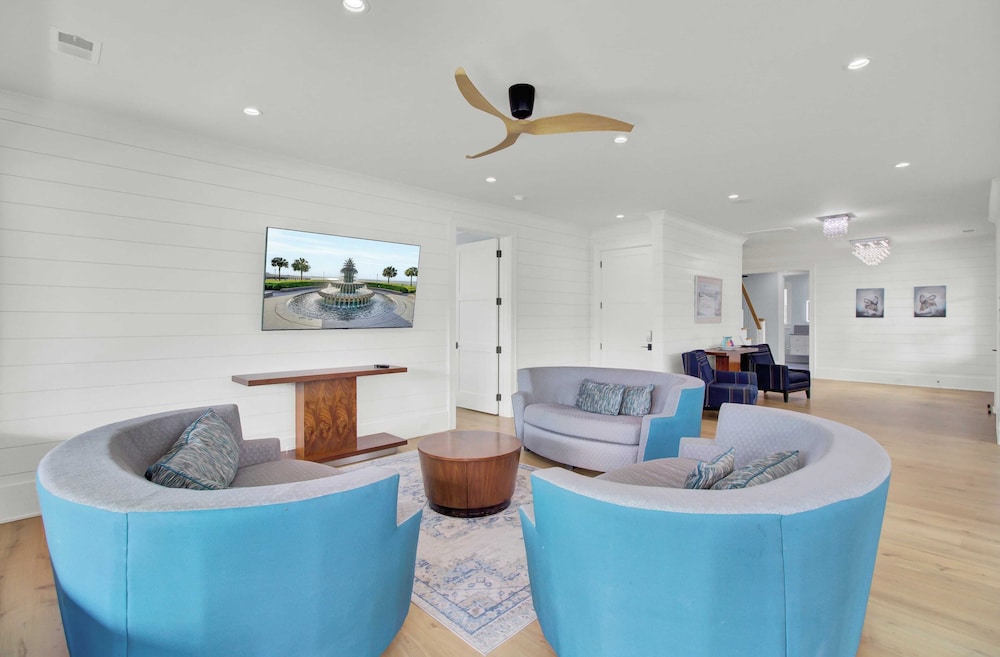 7 Beachwood East by Avantstay Steps to the Beach Ocean Views, Hot Tub, 7bdr