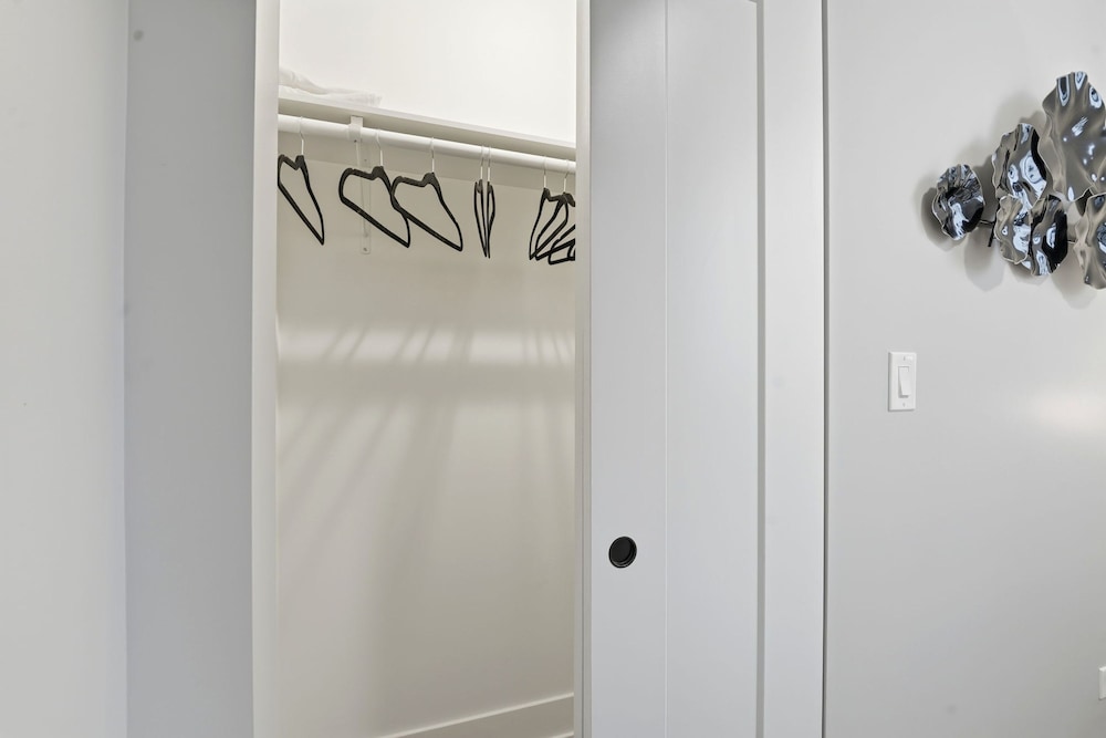 Comfy Condo - Gym Free Parking Modern Amenities