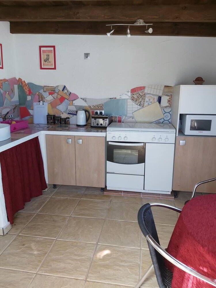 2-bed Villa Sleeps 5 - Private Pool & Free Parking