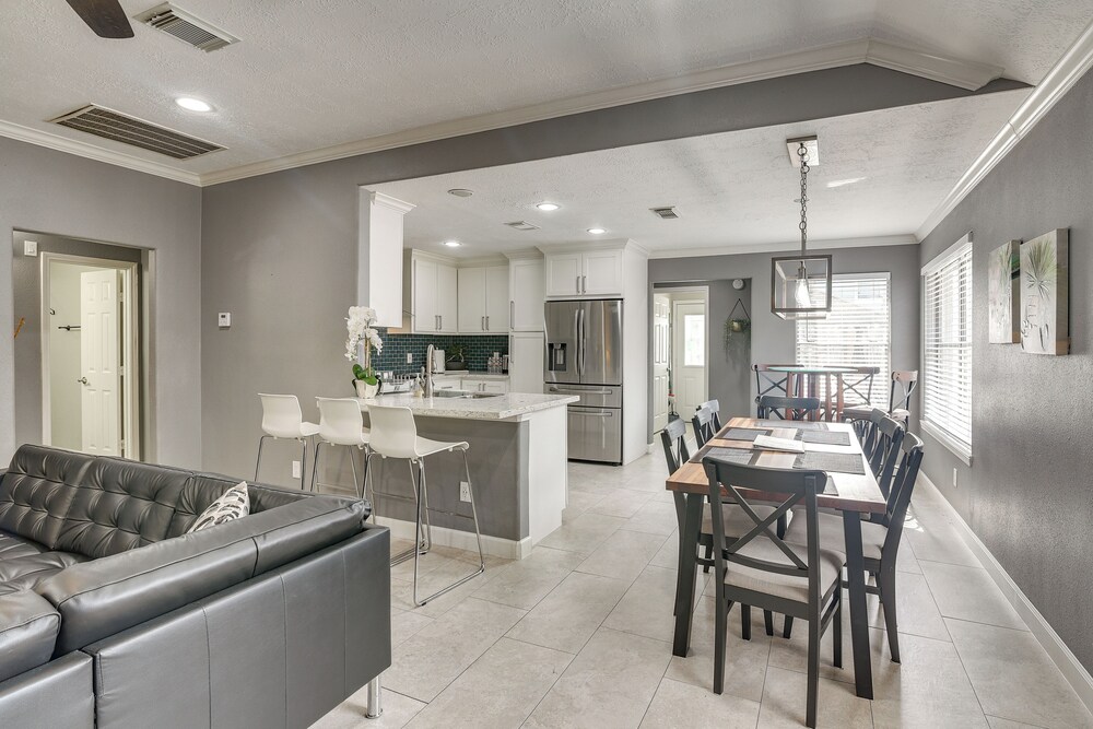 11 Mi to Dtwn: Family Home in Houston!