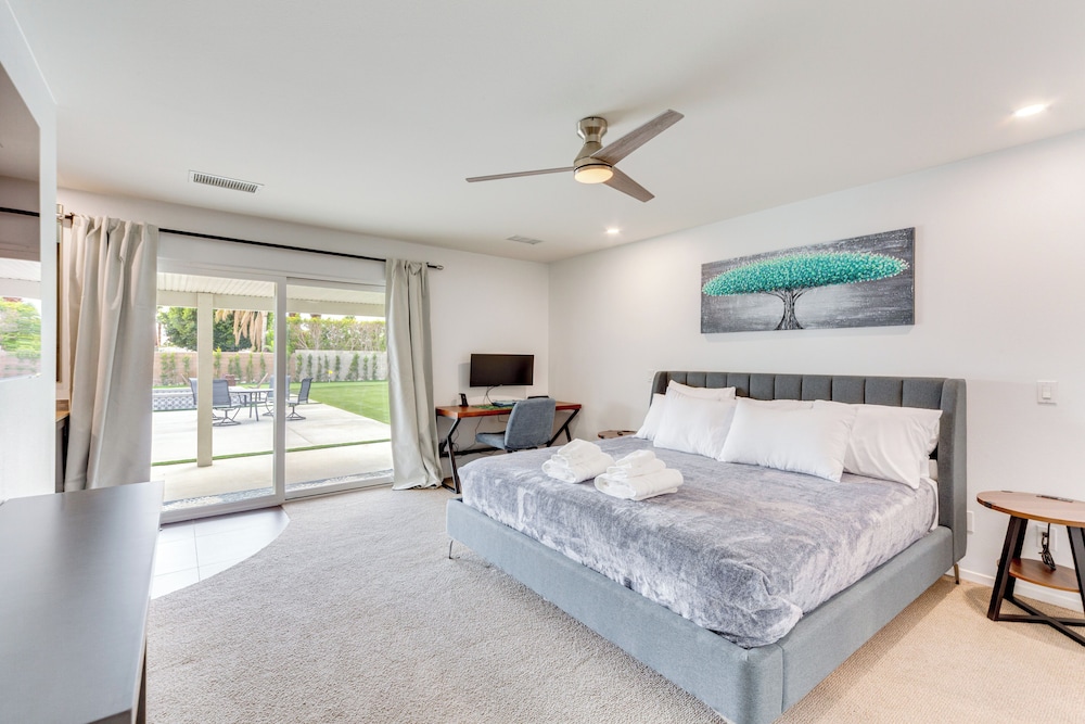 Outdoor Entertainment: Palm Springs Group Escape