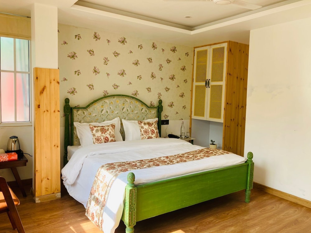 NAINA LODGE