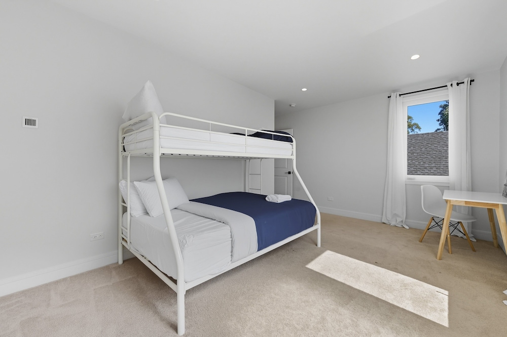 Bright Modern 3bed 2.5bath Evanston Home W/parking 3 Bedroom Home