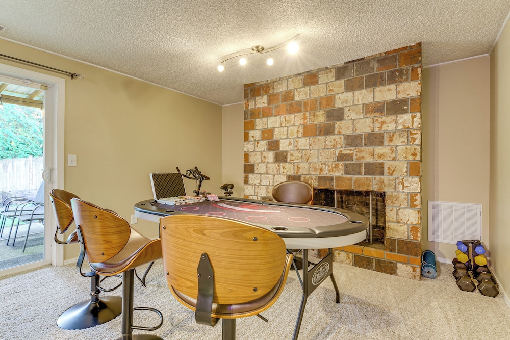Family Retreat w/ Hot Tub & Game Room in Everett!