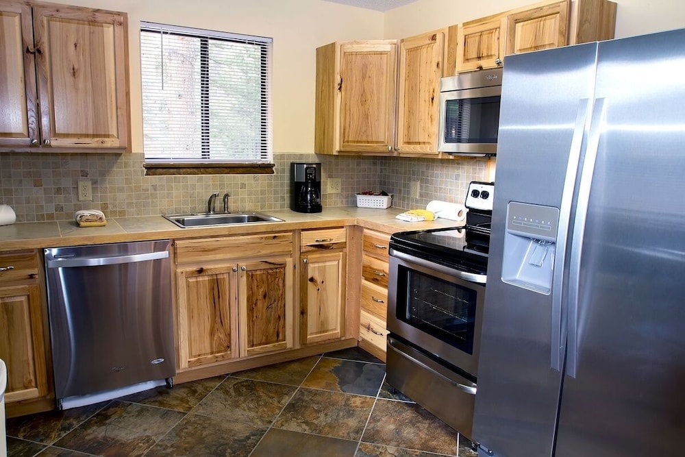 Timber Creek Chalets: 7 2 Bedroom Cabin view 4