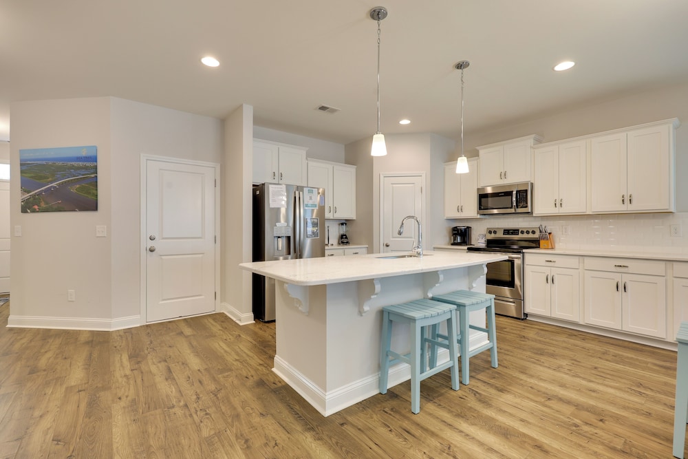 3 Mi to Golf & Waterway: Ocean Isle Beach Retreat!