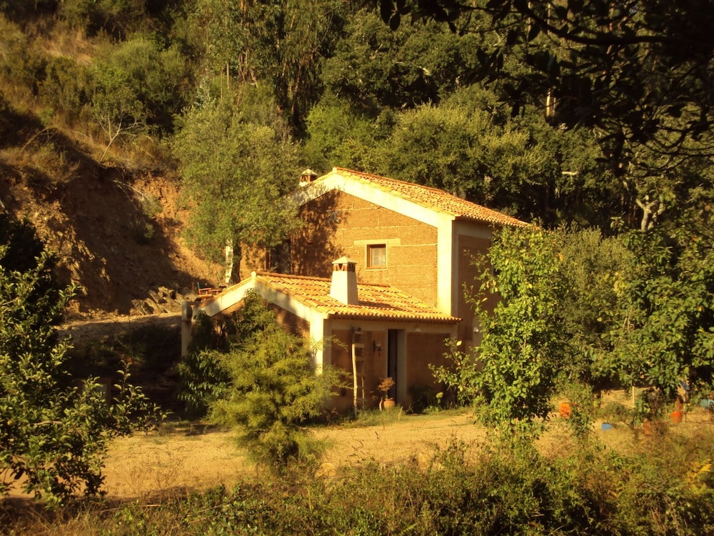 Quiet Cottage in Estate Casas da Cerca near Troviscais view 2