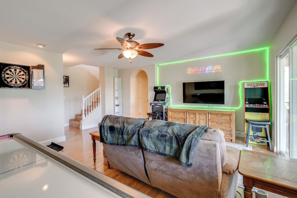 Hot Tub + Game Room: Family Retreat in Groveland!