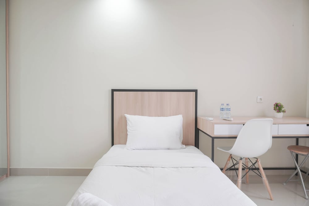 Warm And Comfort Studio At Evenciio Margonda Apartment