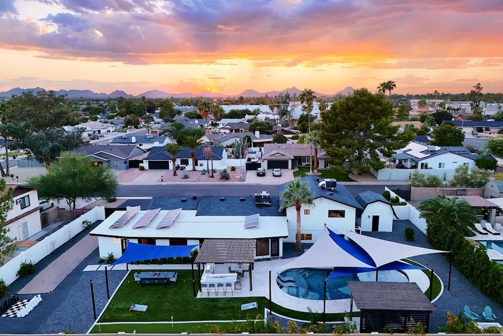 Sunburst Estate - Pool - Hot Tub - Tons of Games!