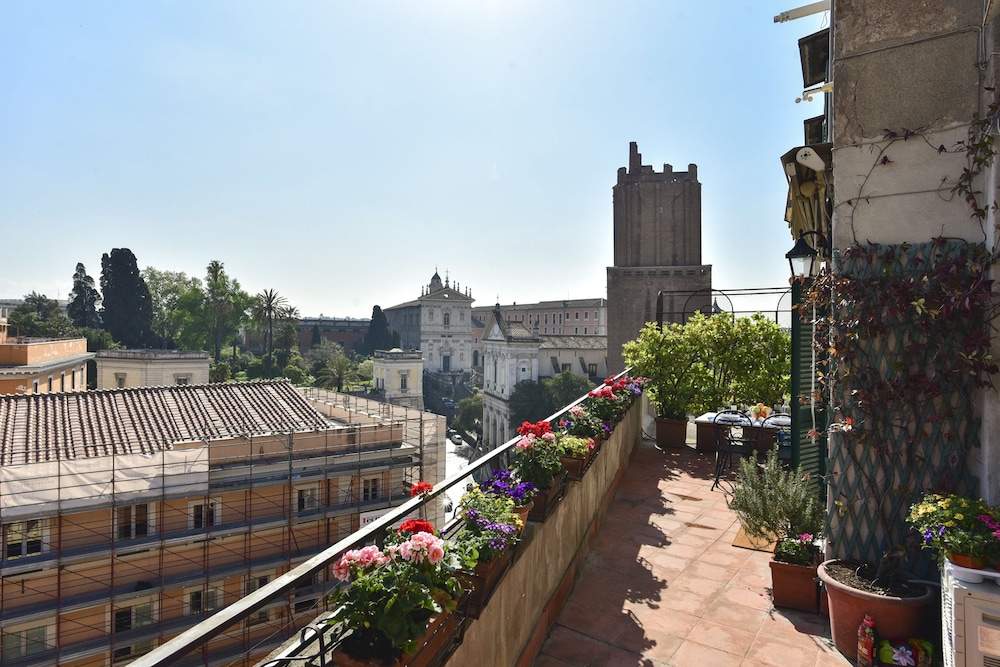 Rome at Your Feet Apartment with Terrace