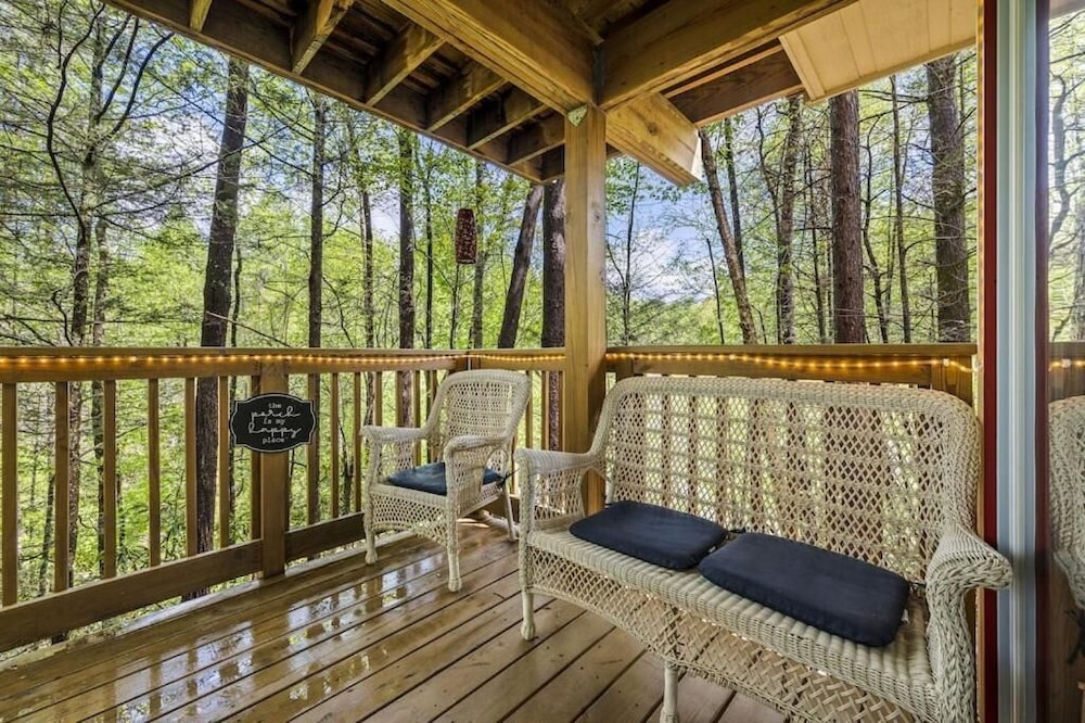 Gatlinburg Couples Retreat w Hot Tub Fire Pit