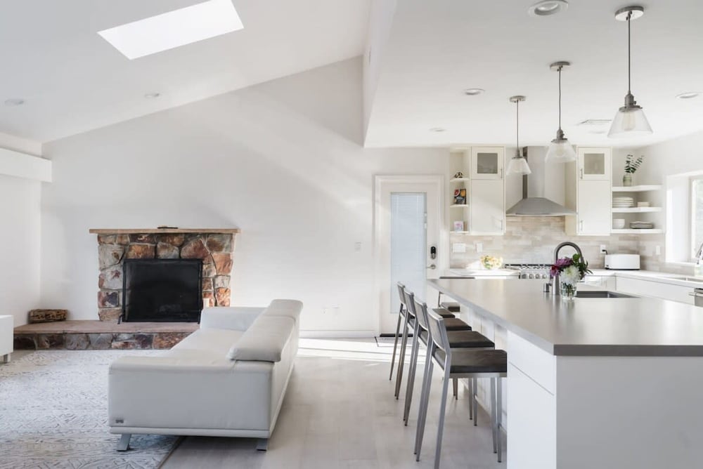 Spacious and Bright 5-bedroom Oasis Pool and Yard