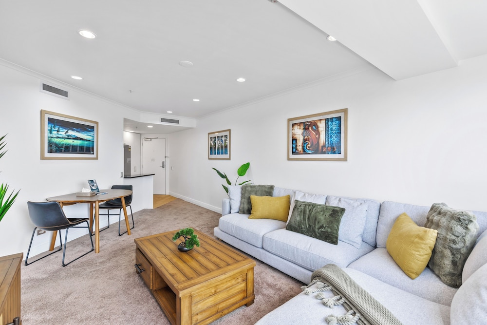 Modern 1BR w Pool/Gym Steps to Beach: Zodiak Stays